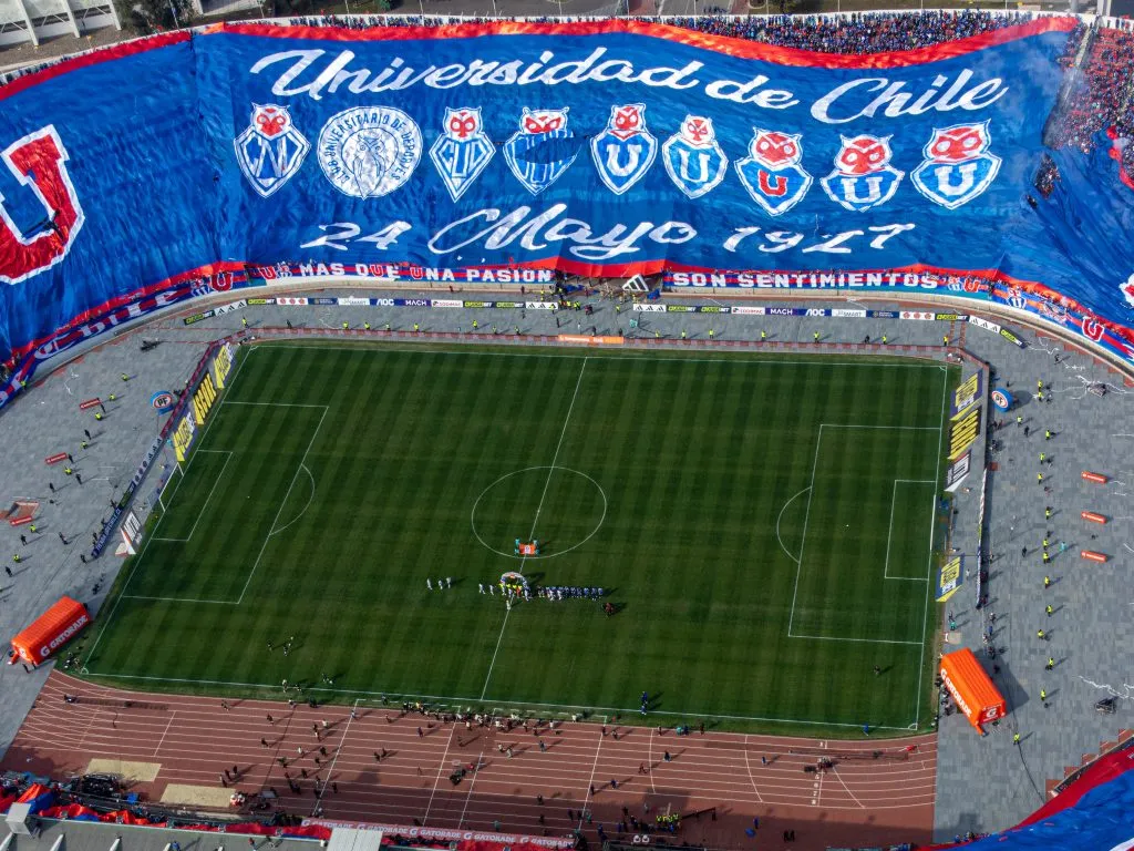 La bandera gigante que mostró la barra de U de Chile. Foto: Edwin Navarro/Photosport