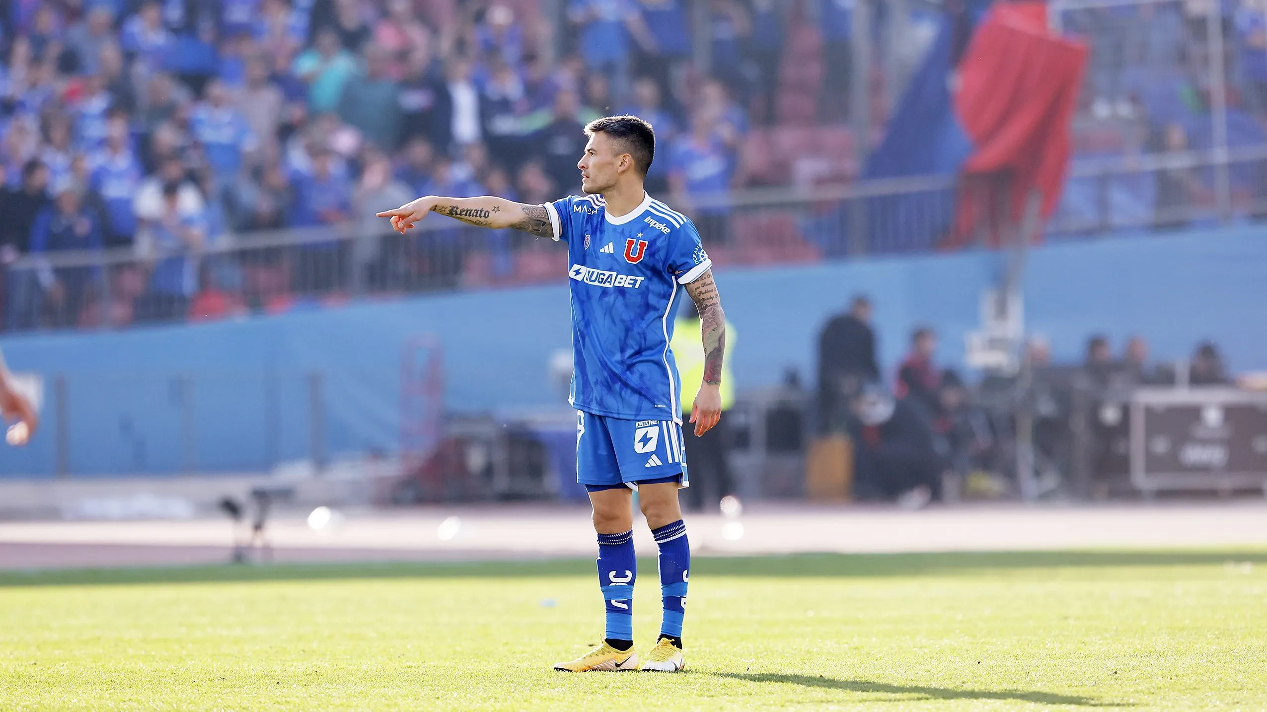 Charles Aránguiz jugando en la U. Foto: Pepe Alvujar/Photosport