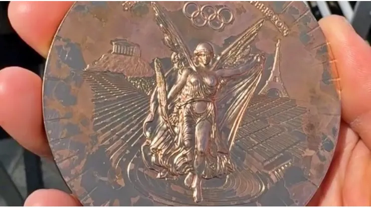 Huston compartió en sus redes el estado de su medalla de bronce a días de haberla ganado.