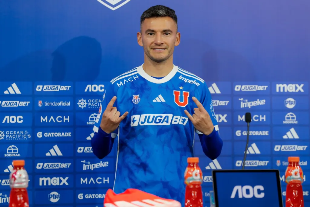 Charles Aránguiz lucía radiante en su presentación. (Foto: Universidad de Chile).