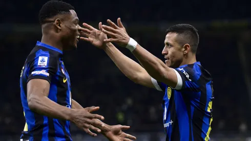 Dumfries fue uno de los compañeros que saludó a Alexis