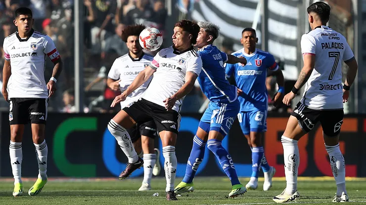 Los jugadores de Universidad de Chile y Colo Colo en el partido de la primera rueda.