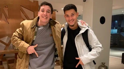 Jader Gentil posó con un hincha de Católica.