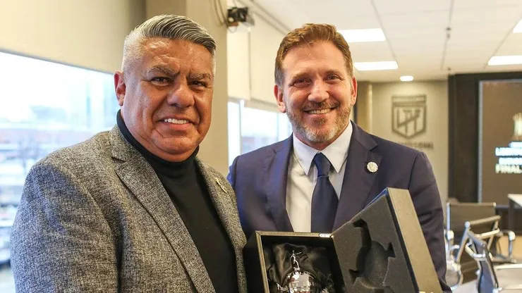 Chiqui Tapia junto a Domínguez, muy sonrientes