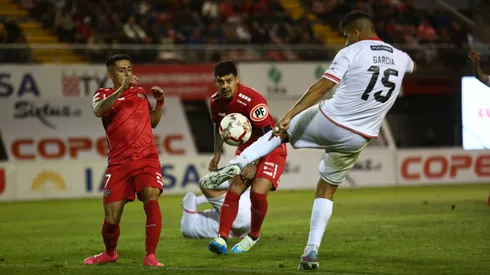 Diego García remata en el partido de la primera rueda del Campeonato Nacional entre Ñublense y Deportes Copiapó.