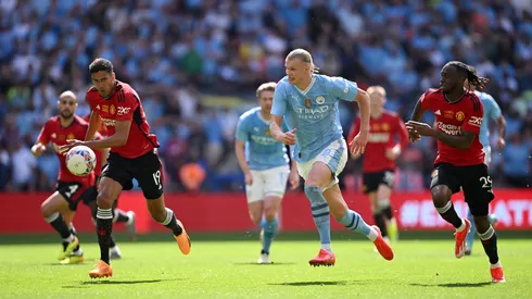 Erling Haaland y Raphael Varane persiguen el balón en la final de la FA Cup 2023/24.