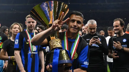 Alexis con la copa luego de haber ganado su segundo Scudetto con Inter
