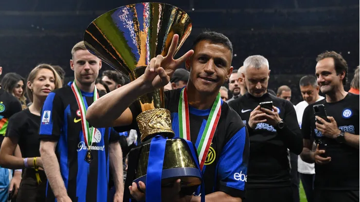 Alexis con la copa luego de haber ganado su segundo Scudetto con Inter