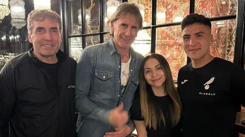 El Tigre Gareca al lado de Vania Rivadeneira, la esposa de Marcelino Núñez.