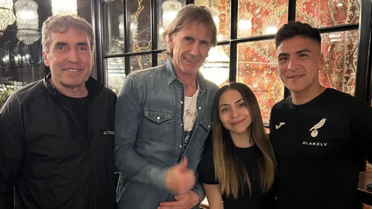 El Tigre Gareca al lado de Vania Rivadeneira, la esposa de Marcelino Núñez.
