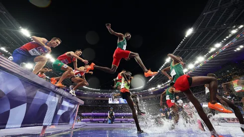 Terrible caída de Lamecha Girma en los 3.000 metros con obstáculos.