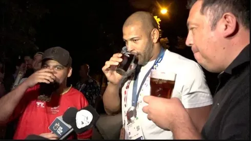 Yasmani se mandó su piscola para celebrar la medalla de plata