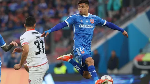 Fabián Hormazábal bromea con Charles Aránguiz.