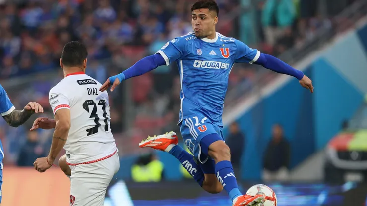 Fabián Hormazábal bromea con Charles Aránguiz.