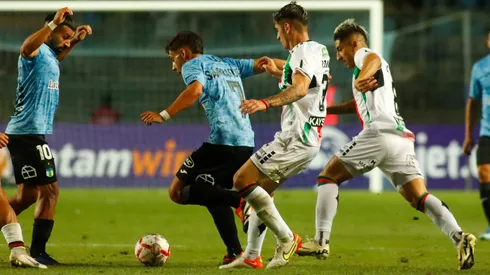 Los jugadores de Palestino y O'Higgins disputan el balón en el enfrentamiento de la primera rueda del Campeonato Nacional 2024.