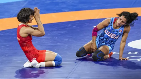 Vinesh Phogat, de rojo, no pudo conquistar el oro en París 2024