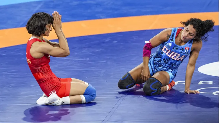 Vinesh Phogat, de rojo, no pudo conquistar el oro en París 2024