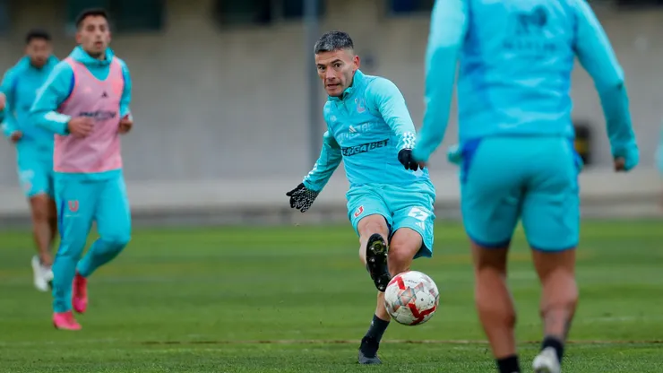 Charles Aránguiz haciendo fútbol en la U.