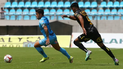 Edson Puch disputa el balón con Dylan Escobar en el último encuentro entre Deportes Iquique y Coquimbo Unido.