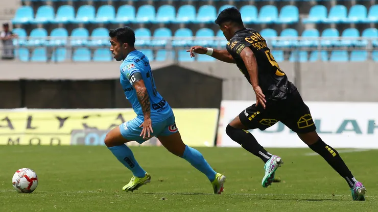 Edson Puch disputa el balón con Dylan Escobar en el último encuentro entre Deportes Iquique y Coquimbo Unido.
