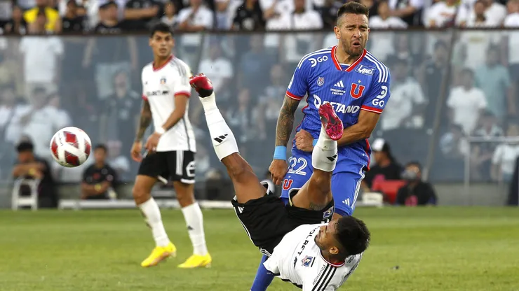 Matías Zaldivia jugando por la U ante Colo Colo.