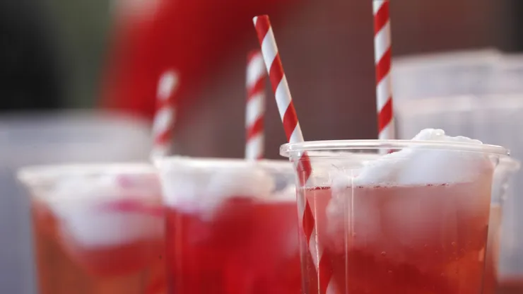 ¿Por qué beber con amigos es mejor para tu cerebro? Estudio lo explica