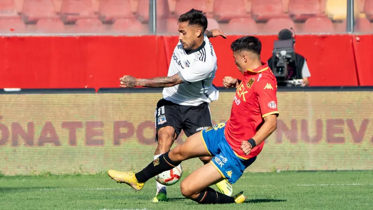 Jonathan Villagra intenta frenar a Marcos Bolados, quien pronto podría ser su compañero en Colo Colo.