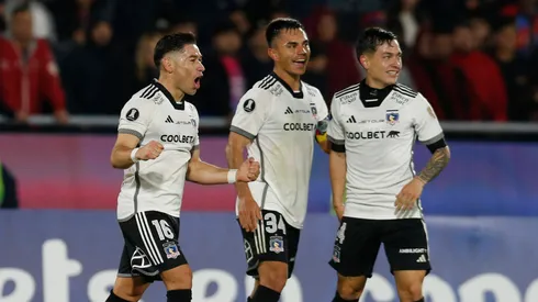 Los jugadores de Colo Colo festejan la clasificación a los octavos de final de la Copa CONMEBOL Libertadores tras el pitazo final en el partido contra Cerro Porteño.