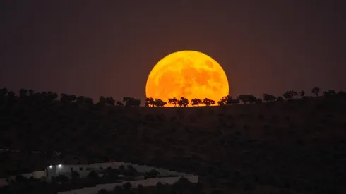 Super Luna de Esturión sobre la ciudad de Atme en Siria. Agosto de 2023.
