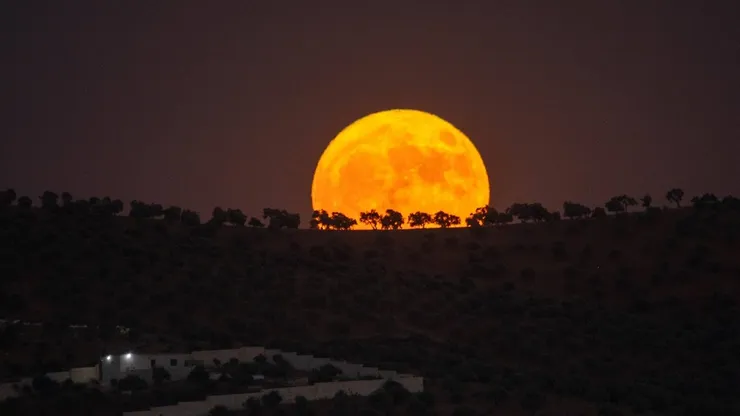 Super Luna de Esturión sobre la ciudad de Atme en Siria. Agosto de 2023.