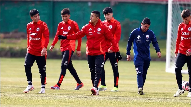 Alexis Sánchez ha estado entrenando con las inferiores de Chile en Juan Pinto Durán.