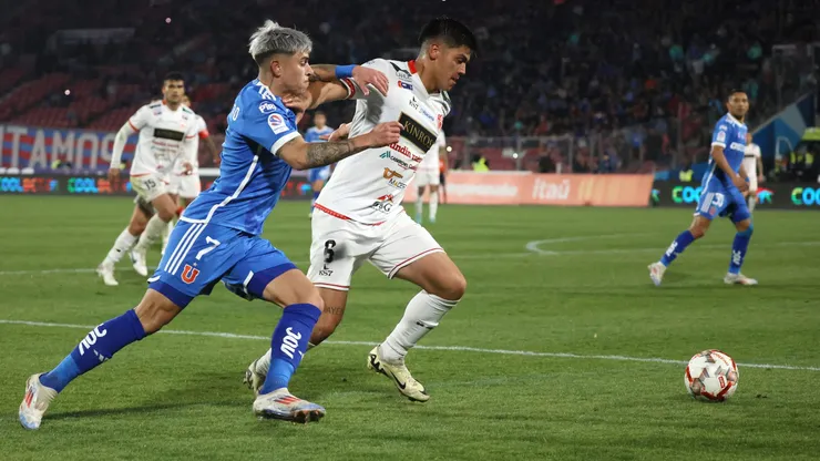 Maxi Guerrero en acción frente a Copiapó. Quiere los consejos de Aránguiz para mejorar.