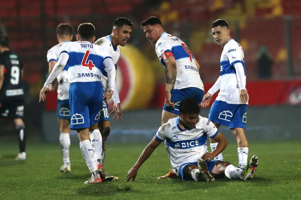 Rossel en el piso tras celebrar su primer gol con la Católica