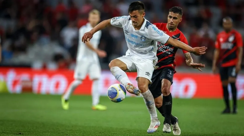 Alexander Aravena entró a darle el triunfo a Gremio este domingo. Foto: Getty Images.