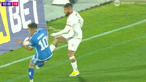 Marco Medel intentó un centro y la mano de Lucas Assadi se interpuso en el camino del balón.