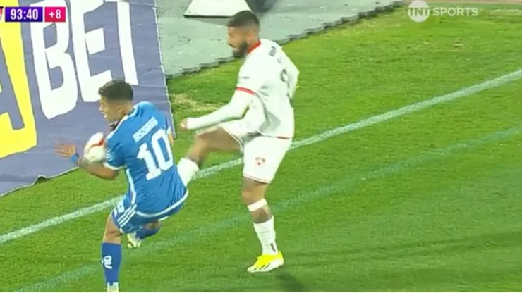 Marco Medel intentó un centro y la mano de Lucas Assadi se interpuso en el camino del balón.