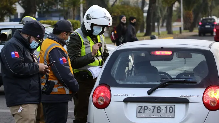 Conoce los vehículos que no podrán transitar por Santiago esta semana.