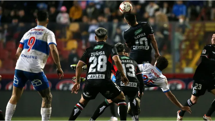 Juan Francisco Rossel apunto de anotar golazo de chilena para la UC ante Palestino.
