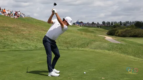 Joaquín Niemann continúa metido entre los 10 mejores del golf en París 2024.