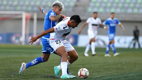 Juan Jaime y Maxi Guerrero disputan el balón en el duelo entre Universidad de Chile y Deportes Copiapó en la primera rueda.