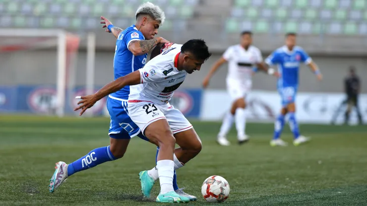 Juan Jaime y Maxi Guerrero disputan el balón en el duelo entre Universidad de Chile y Deportes Copiapó en la primera rueda.