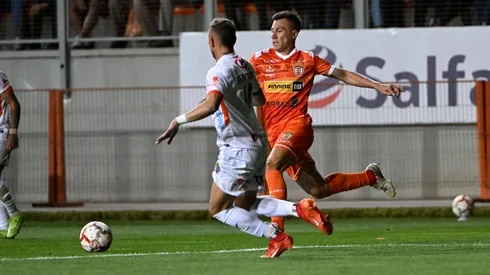 Cristian Insaurralde va a disputar el balón en el último Clásico del Cobre.