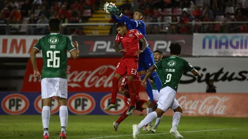 Los jugadores de Audax Italiano y Ñublense disputan el balón en el aire ante la salida del arquero.