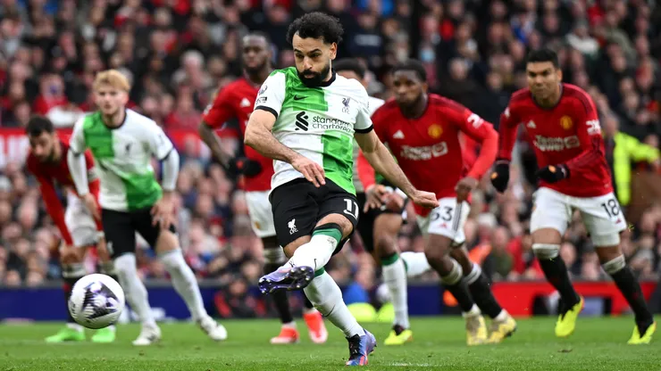Mohamed Salah ejecuta el penal para Liverpool en el último partido contra Manchester United.