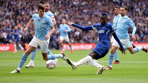 Nicolas Jackson remata ante la marca de John Stones en el último partido entre Chelsea y Manchester City, en la FA Cup 2023/24.