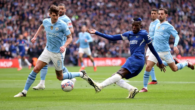 Nicolas Jackson remata ante la marca de John Stones en el último partido entre Chelsea y Manchester City, en la FA Cup 2023/24.