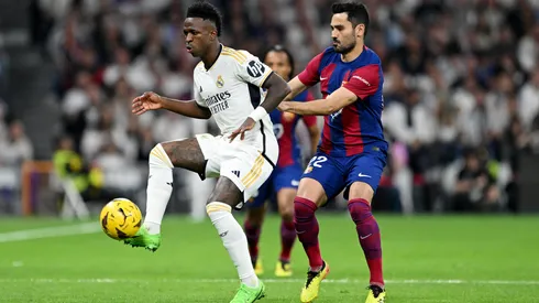 Vinícius Junior recibe el balón ante Ilkay Gundogan en el último enfrentamiento entre Real Madrid y Barcelona.