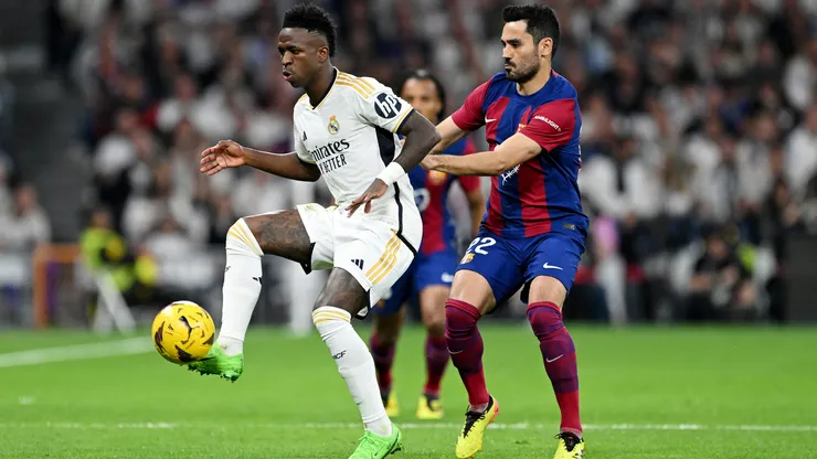 Vinícius Junior recibe el balón ante Ilkay Gundogan en el último enfrentamiento entre Real Madrid y Barcelona.