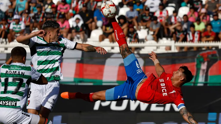 Fernando Zampedri ensaya una chilena en el partido entre Universidad Católica y Palestino, en la primera rueda del Campeonato Nacional 2024.