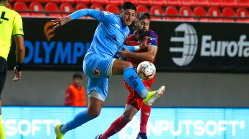 Pino y Parnisari disputan el balón en el partido de la primera rueda entre Deportes Iquique y Unión La Calera.